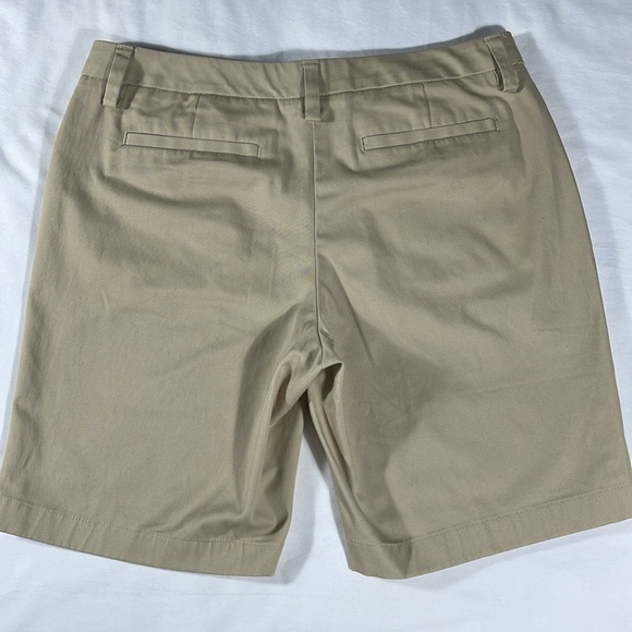 Lands' End womens khaki flat front 8.5" inseam Bermuda shorts - size 6P - Picture 3 of 9